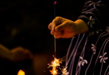 Hè rồi, chơi pháo hoa cầm tay thôi!