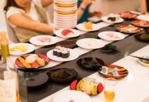 Người Nhật thuê luôn băng chuyền về nhà để ăn sushi như ở nhà hàng