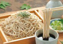 Tại sao người Nhật lại thích húp xì xụp thành tiếng khi ăn mì?