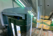 Một ga tàu ở Tokyo được lắp đặt thang máy nghiêng, có thể trượt song song với thang bộ