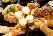 Tụ tập ăn uống làm nguy cơ lây nhiễm COVID-19 tăng gấp 4 lần