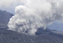 Núi Aso ở tỉnh Kumamoto phun trào, cảnh báo cấp độ 3